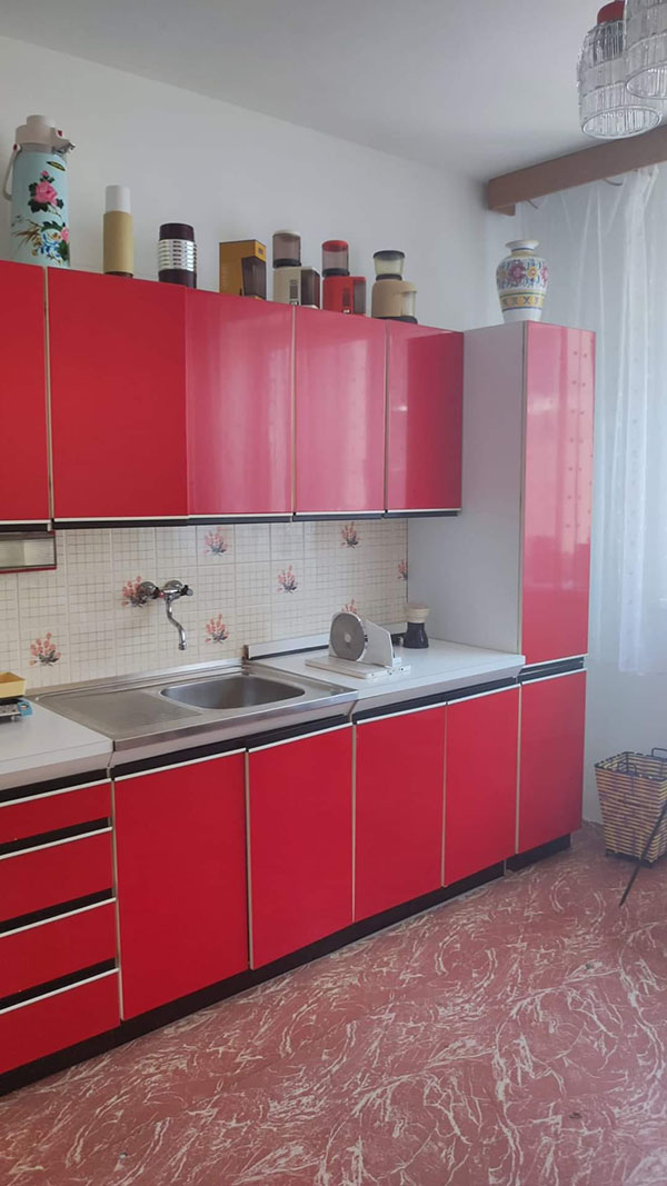 Kuchynská linka pred renováciou fóliami