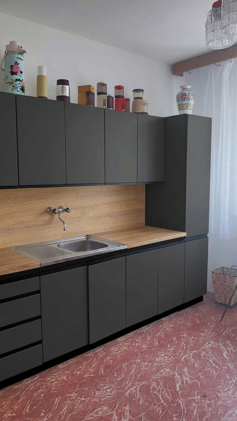 Zrenovovaná kuchynská linka po renovácií špeciálnymi fóliami