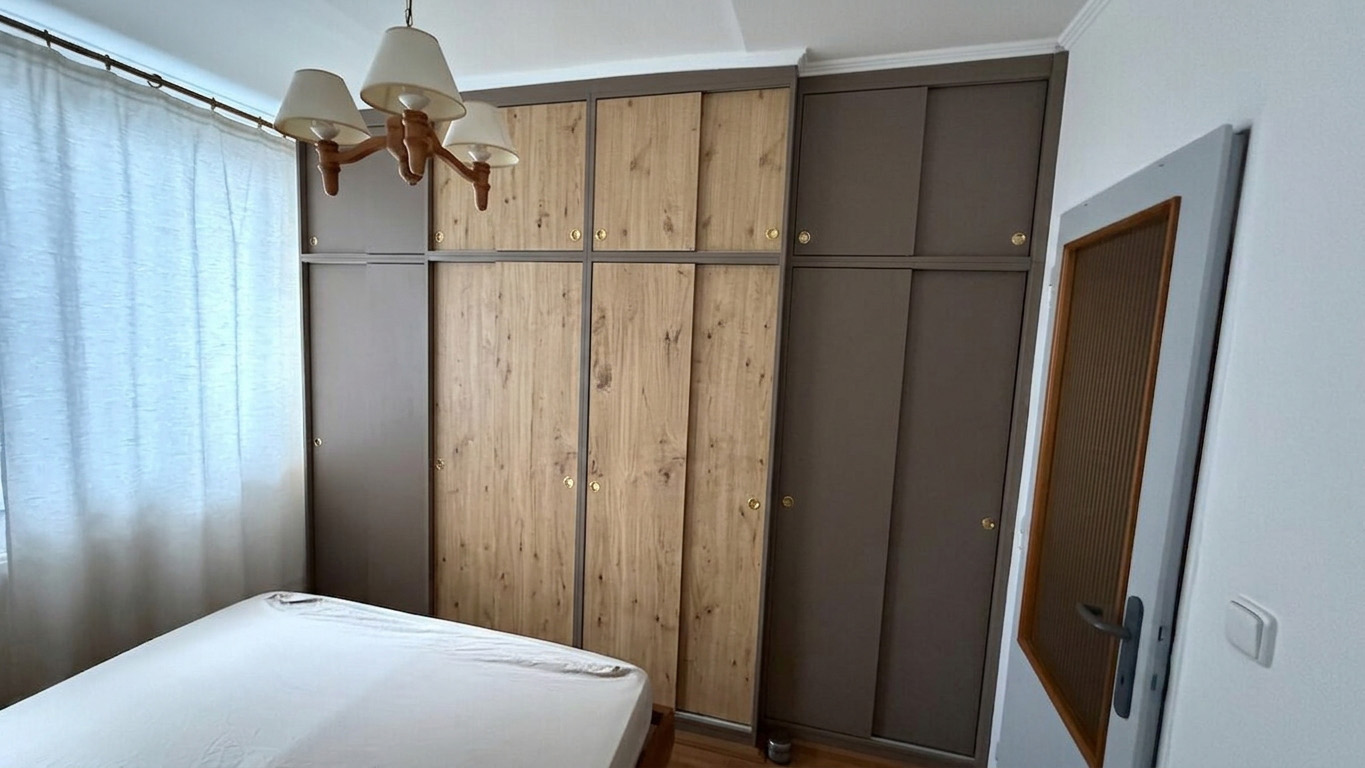 Zrenovovaná vstavaná skriňa po renovácií špeciálnymi fóliami
